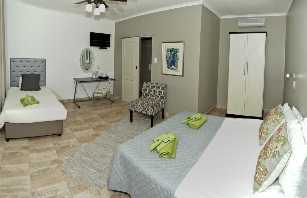 Out Of Africa Guesthouse Otjiwarongo Esterno foto