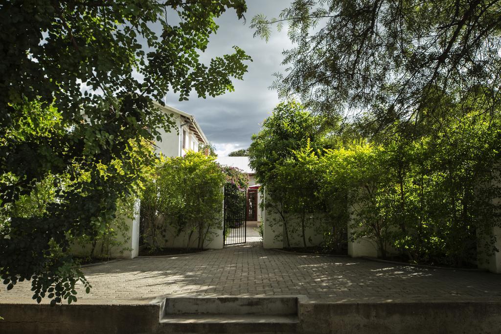 Out Of Africa Guesthouse Otjiwarongo Esterno foto