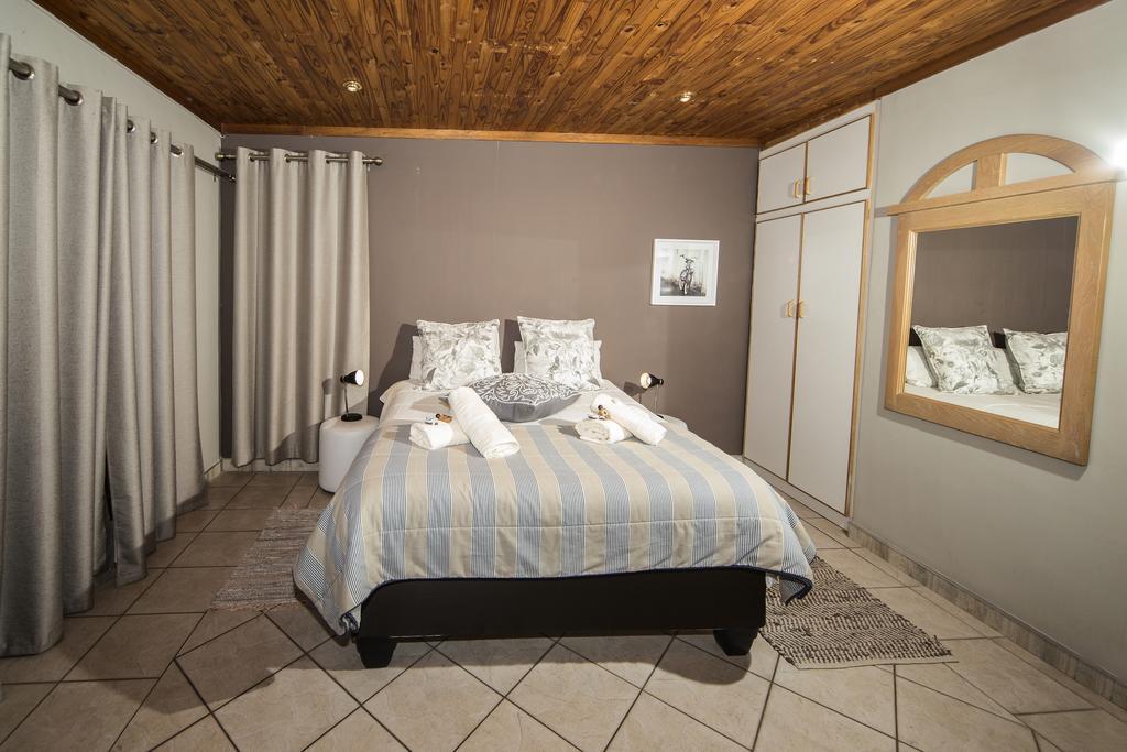 Out Of Africa Guesthouse Otjiwarongo Esterno foto