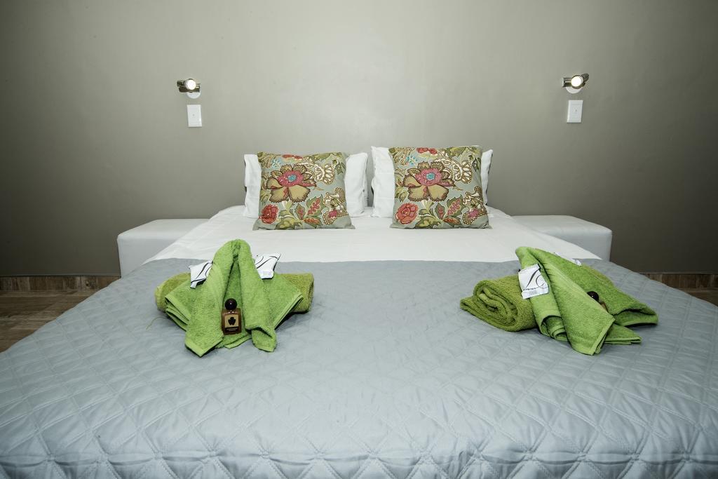 Out Of Africa Guesthouse Otjiwarongo Esterno foto