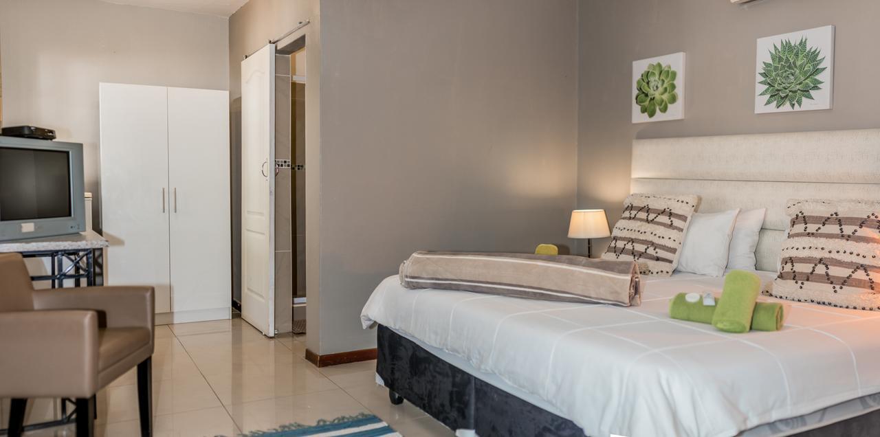 Out Of Africa Guesthouse Otjiwarongo Esterno foto