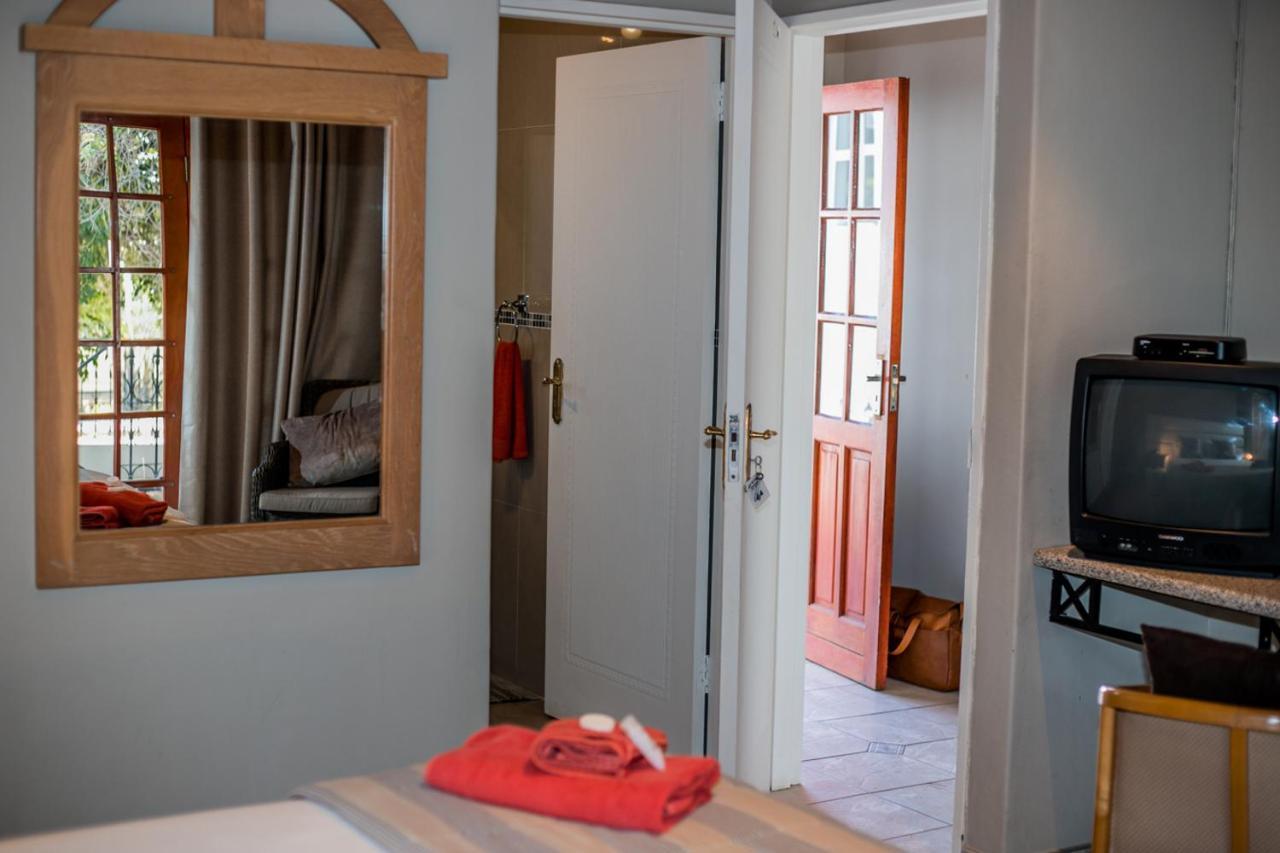 Out Of Africa Guesthouse Otjiwarongo Esterno foto